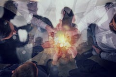 Os executivos juntam-se a partes do enigma Conceito dos trabalhos de equipa e da parceria Exposição dobro fotos de stock Os executivos juntam-se a partes do enigma Conceito dos trabalhos de equipa e da parceria Exposição dobro fotos de stock