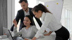 Os executivos profissionais da discussão do projeto novo no portátil, equipe criativa que trabalha sobre concluem do contrato filme Os executivos profissionais da discussão do projeto novo no portátil, equipe criativa que trabalha sobre concluem do contrato filme