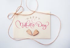 Os feriados cardam com dia de mães feliz de madeira do coração e do texto Tração da mão da rotulação da caligrafia imagem de stock Os feriados cardam com dia de mães feliz de madeira do coração e do texto Tração da mão da rotulação da caligrafia imagem de stock
