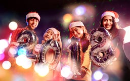 Os grupos de amigos são homens asiáticos e as mulheres comemoram a estação do Natal fotografia de stock Os grupos de amigos são homens asiáticos e as mulheres comemoram a estação do Natal fotografia de stock