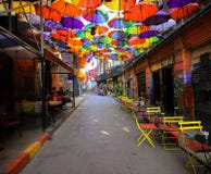 Os guarda-chuvas coloridos decoraram a parte superior da rua de Karakoy na Istambul imagem de stock royalty free Os guarda-chuvas coloridos decoraram a parte superior da rua de Karakoy na Istambul imagem de stock royalty free