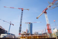 Os guindastes de construção constroem casas em uma cidade grande noite Pináculo de Varsóvia Varsóvia cidade poland fotos de stock Os guindastes de construção constroem casas em uma cidade grande noite Pináculo de Varsóvia Varsóvia cidade poland fotos de stock