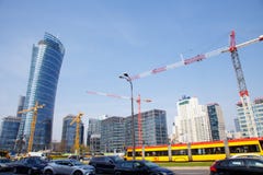Os guindastes de construção constroem casas em uma cidade grande noite Pináculo de Varsóvia Varsóvia cidade poland foto de stock royalty free Os guindastes de construção constroem casas em uma cidade grande noite Pináculo de Varsóvia Varsóvia cidade poland foto de stock royalty free
