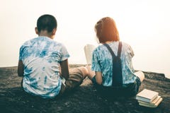 Os homens e as mulheres leram livros na natureza quieta imagem de stock Os homens e as mulheres leram livros na natureza quieta imagem de stock