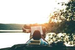 Os homens leram livros na natureza quieta fotos de stock Os homens leram livros na natureza quieta fotos de stock