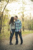 Os jovens acoplam-se no parque que guarda o beijo das mãos imagens de stock royalty free Os jovens acoplam-se no parque que guarda o beijo das mãos imagens de stock royalty free