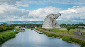 Os Kelpies em uma tarde do verão, Falkirk, Escócia fotos de stock royalty free Os Kelpies em uma tarde do verão, Falkirk, Escócia fotos de stock royalty free