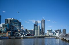 Os marinheiros constroem uma ponte sobre sobre o rio de Yarra em Warf sul, Melbourne CBD Fotos de Stock Royalty Free Os marinheiros constroem uma ponte sobre sobre o rio de Yarra em Warf sul, Melbourne CBD Fotos de Stock Royalty Free