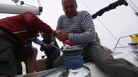 Os marinheiros participam na regata da navigação vídeos de arquivo Os marinheiros participam na regata da navigação vídeos de arquivo
