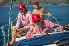 Os marinheiros participam outono 2018 de Ellada da regata da navigação no 20o entre o grupo de ilha grego no Mar Egeu fotos de stock Os marinheiros participam outono 2018 de Ellada da regata da navigação no 20o entre o grupo de ilha grego no Mar Egeu fotos de stock