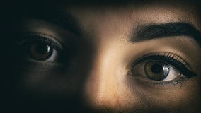 Os olhos da menina fecham o retrato do horror das sombras imagem de stock Os olhos da menina fecham o retrato do horror das sombras imagem de stock