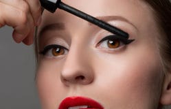 Os olhos da mulher com bonito compõem e as pestanas longas Escova do rímel imagem de stock Os olhos da mulher com bonito compõem e as pestanas longas Escova do rímel imagem de stock