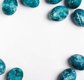 Os ovos da páscoa moldam isolado pintado à mão na cor azul no fundo branco fotos de stock Os ovos da páscoa moldam isolado pintado à mão na cor azul no fundo branco fotos de stock