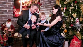 Os pais jogam com crianças, véspera feliz do ` s do ano novo da família, retrato de uma família feliz, mãe, pai e filhos comemora vídeos de arquivo Os pais jogam com crianças, véspera feliz do ` s do ano novo da família, retrato de uma família feliz, mãe, pai e filhos comemora vídeos de arquivo