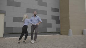 Os pares alegres dos colegas do negócio que apreciam a ruptura cronometram a dança com a alegria que expressa a satisfação sobre vídeos de arquivo Os pares alegres dos colegas do negócio que apreciam a ruptura cronometram a dança com a alegria que expressa a satisfação sobre vídeos de arquivo