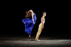 Os pares da dança na escuridão, no movimento da dança fotografia de stock Os pares da dança na escuridão, no movimento da dança fotografia de stock