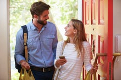Os pares da jovem mulher dirigem para o trabalho com compra imagens de stock Os pares da jovem mulher dirigem para o trabalho com compra imagens de stock