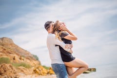 Os pares felizes que abraçam no mar encalham, adulto, férias de verão fotografia de stock Os pares felizes que abraçam no mar encalham, adulto, férias de verão fotografia de stock