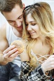 Os pares felizes que apreciam o café da manhã são de riso e comendo o sanduíche e tendo uma grande estadia fotografia de stock royalty free Os pares felizes que apreciam o café da manhã são de riso e comendo o sanduíche e tendo uma grande estadia fotografia de stock royalty free