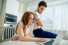 Os pares forçados no problema, não têm nenhum dinheiro para pagar débitos, para pagar o aluguel Imagem de Stock Os pares forçados no problema, não têm nenhum dinheiro para pagar débitos, para pagar o aluguel Imagem de Stock