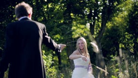Os pares novos felizes que correm no verão jardinam filme Os pares novos felizes que correm no verão jardinam filme