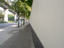 Os passeios com parede e rua no centro da cidade imagem de stock Os passeios com parede e rua no centro da cidade imagem de stock