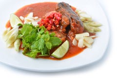 Os peixes enlatados misturam, Yum estilo tailandês do alimento imagem de stock Os peixes enlatados misturam, Yum estilo tailandês do alimento imagem de stock