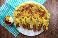 Os pepperoni fantásticos da pizza do alimento rolam e os rolos de salsicha com as sementes do mozzarella e de sésamo na parte sup fotografia de stock royalty free Os pepperoni fantásticos da pizza do alimento rolam e os rolos de salsicha com as sementes do mozzarella e de sésamo na parte sup fotografia de stock royalty free