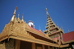 Os pináculos dourados e cintilantes do complexo central do palácio em Mandalay, Myanmar imagem de stock Os pináculos dourados e cintilantes do complexo central do palácio em Mandalay, Myanmar imagem de stock
