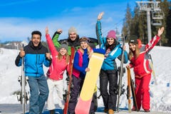Os povos agrupam com Snowboard e mãos de ondulação alegres de Ski Resort Snow Winter Mountain imagem de stock Os povos agrupam com Snowboard e mãos de ondulação alegres de Ski Resort Snow Winter Mountain imagem de stock