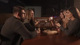 Os povos alegres estão rindo no café, guardando vidros com bebidas alcoólicas video estoque Os povos alegres estão rindo no café, guardando vidros com bebidas alcoólicas video estoque