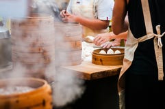 Os povos estão fazendo Xiaolongbao, bolinhas de massa da sopa, bao longo de Xiao, Ch fotografia de stock Os povos estão fazendo Xiaolongbao, bolinhas de massa da sopa, bao longo de Xiao, Ch fotografia de stock