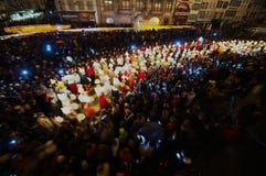 Os povos participam em Morgestraich - abertura do carnaval em Basileia, Suíça Exposição longa imagem de stock Os povos participam em Morgestraich - abertura do carnaval em Basileia, Suíça Exposição longa imagem de stock