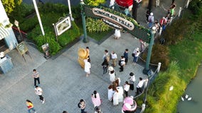 Os povos visitam e jantam no parque e no restaurante do ville do chocolate em Banguecoque, Tailândia O decoratio do parque e do r Os povos visitam e jantam no parque e no restaurante do ville do chocolate em Banguecoque, Tailândia O decoratio do parque e do r