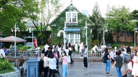Os povos visitam e jantam no parque e no restaurante do ville do chocolate em Banguecoque, Tailândia O decoratio do parque e do r Os povos visitam e jantam no parque e no restaurante do ville do chocolate em Banguecoque, Tailândia O decoratio do parque e do r