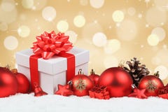 Os presentes do Natal apresentam a bolas o copyspace dourado da neve da decoração Imagem de Stock Os presentes do Natal apresentam a bolas o copyspace dourado da neve da decoração Imagem de Stock