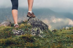 Os pés de uma menina do turista estão em uma rocha O caminhante da mulher aprecia o th imagem de stock Os pés de uma menina do turista estão em uma rocha O caminhante da mulher aprecia o th imagem de stock
