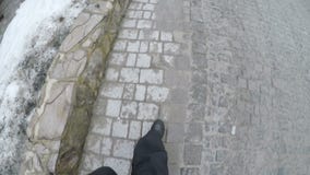 Os pés masculinos nas sapatas vão pedras de pavimentação sobre vídeos de arquivo Os pés masculinos nas sapatas vão pedras de pavimentação sobre vídeos de arquivo