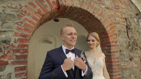 Os recém-casados estão andando no castelo em seu dia do casamento Os noivos Enjoying no dia do casamento filme Os recém-casados estão andando no castelo em seu dia do casamento Os noivos Enjoying no dia do casamento filme