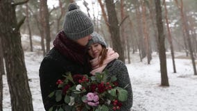 Os recém-casados preparam e o beijo do abraço da noiva e aquecem-se na floresta nevado do pinho durante a queda de neve no movime video estoque Os recém-casados preparam e o beijo do abraço da noiva e aquecem-se na floresta nevado do pinho durante a queda de neve no movime video estoque