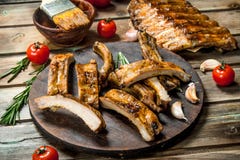 Os reforços desbastados grelharam com um molho foto de stock Os reforços desbastados grelharam com um molho foto de stock
