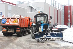 Os serviços da cidade nevam equipamento especial da remoção após a queda de neve utilidades urbanas O trator carrega a neve no ca fotos de stock royalty free Os serviços da cidade nevam equipamento especial da remoção após a queda de neve utilidades urbanas O trator carrega a neve no ca fotos de stock royalty free