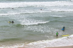 Os surfistas no Oceano Atlântico encalham no Lacanau-oceano, Bordéus, Imagens de Stock Os surfistas no Oceano Atlântico encalham no Lacanau-oceano, Bordéus, Imagens de Stock
