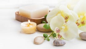 Os termas ajustaram-se com as pedras da orquídea, da vela e da massagem imagens de stock royalty free Os termas ajustaram-se com as pedras da orquídea, da vela e da massagem imagens de stock royalty free