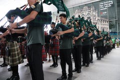 Os tocadores de gaita de foles unem recolhimentos na plaza de UOB em Singapura durante o dia 2018 do ` s de St Patrick fotografia de stock royalty free Os tocadores de gaita de foles unem recolhimentos na plaza de UOB em Singapura durante o dia 2018 do ` s de St Patrick fotografia de stock royalty free