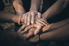 Os trabalhos de equipa juntam-se ao conceito do apoio das mãos junto Mãos de junta dos povos dos esportes Os trabalhos de equipa juntam-se ao conceito do apoio das mãos junto Mãos de junta dos povos dos esportes