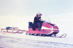 Os transportes soviéticos do ouro-prospetor em um frasco de vidro do carro de neve com máquina lubrificam Os transportes soviéticos do ouro-prospetor em um frasco de vidro do carro de neve com máquina lubrificam
