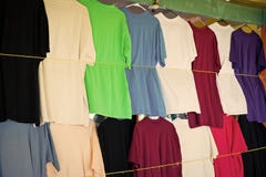 Os Tshirts penduram na loja ou no mercado local de castries, stlucia Roupa colorida na venda Venda, compra e compra preto fotos de stock Os Tshirts penduram na loja ou no mercado local de castries, stlucia Roupa colorida na venda Venda, compra e compra preto fotos de stock