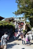 Os turistas andam em uma rua em torno do templo de Kiyomizu, Kyoto fotografia de stock royalty free Os turistas andam em uma rua em torno do templo de Kiyomizu, Kyoto fotografia de stock royalty free