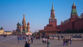 Os turistas aproximam a catedral da manjericão do St A catedral da manjericão do St no quadrado vermelho em Moscou, timelapse video estoque Os turistas aproximam a catedral da manjericão do St A catedral da manjericão do St no quadrado vermelho em Moscou, timelapse video estoque